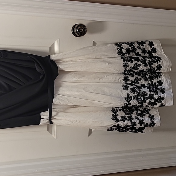 White and black SLNY dress - Picture 2 of 5